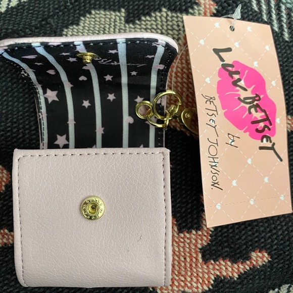 Betsy Johnson Original leather earbud holder NWT - Picture 3 of 3